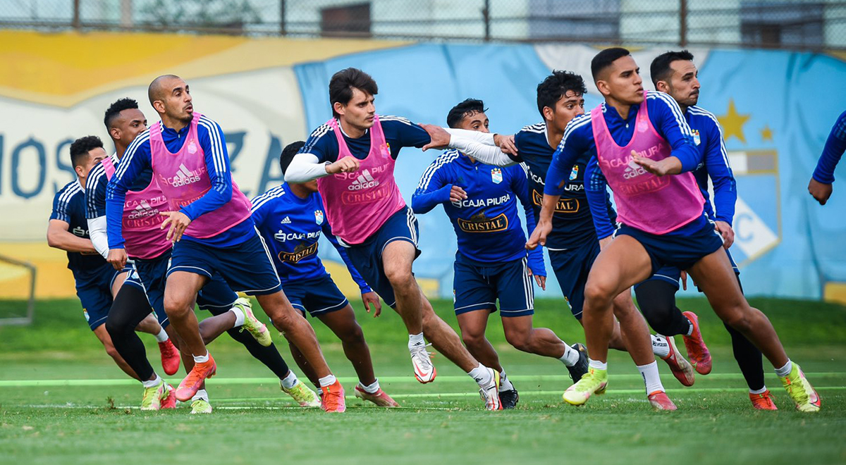 Cristal y los jugadores en capilla para el duelo ante Mannucci