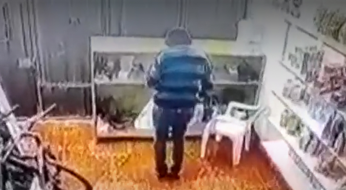 Ladrón se puso a bailar durante asalto a tienda de bicicletas y se marchó como si nada