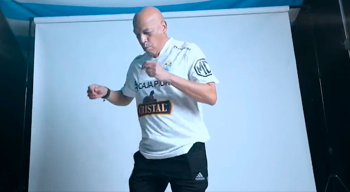 Roberto Mosquera baila en la presentación de la nueva camiseta de Sporting Cristal