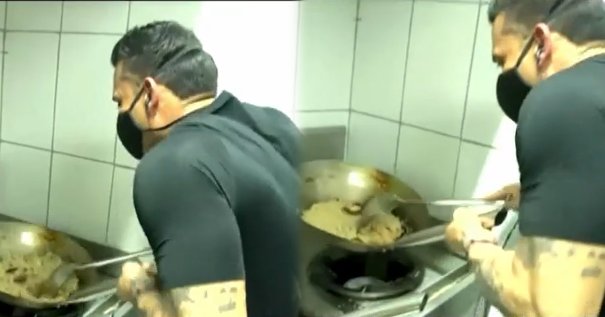 Christian Domínguez prepara chaufa, pero olvida prender la cocina