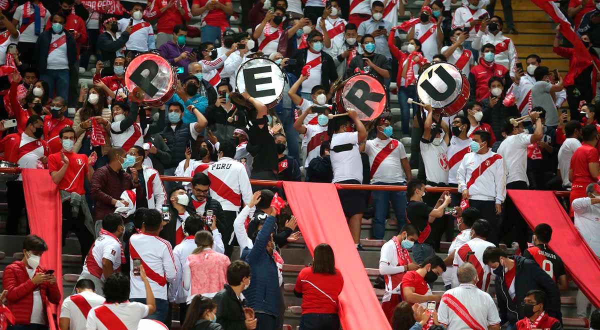 Perú vs. Bolivia: Hinchas de la Bicolor arman la fiesta en el Estadio Nacional