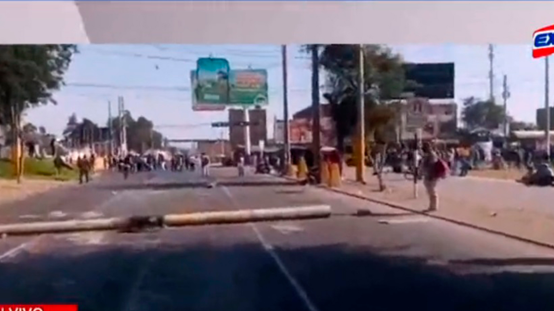 Vándalos persiguen y roban a reportera de TV Perú durante paro de transportistas