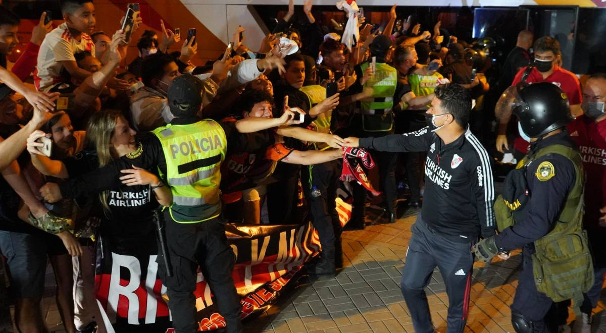 ¡Monumental! River Plate llegó a Lima y fue recibido por sus hinchas en los exteriores de su hotel