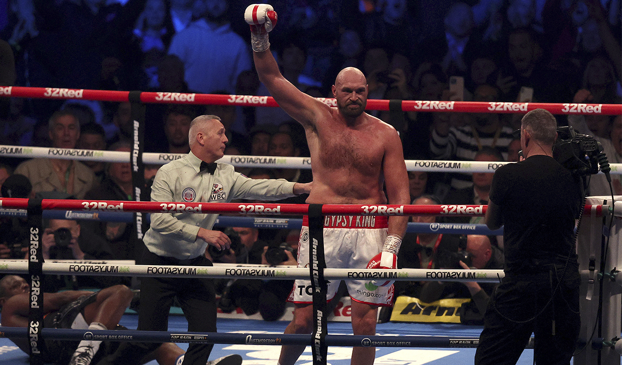 Tyson Fury defeated Dillian Whyte by KO at Wembley and announces his retirement from boxing.