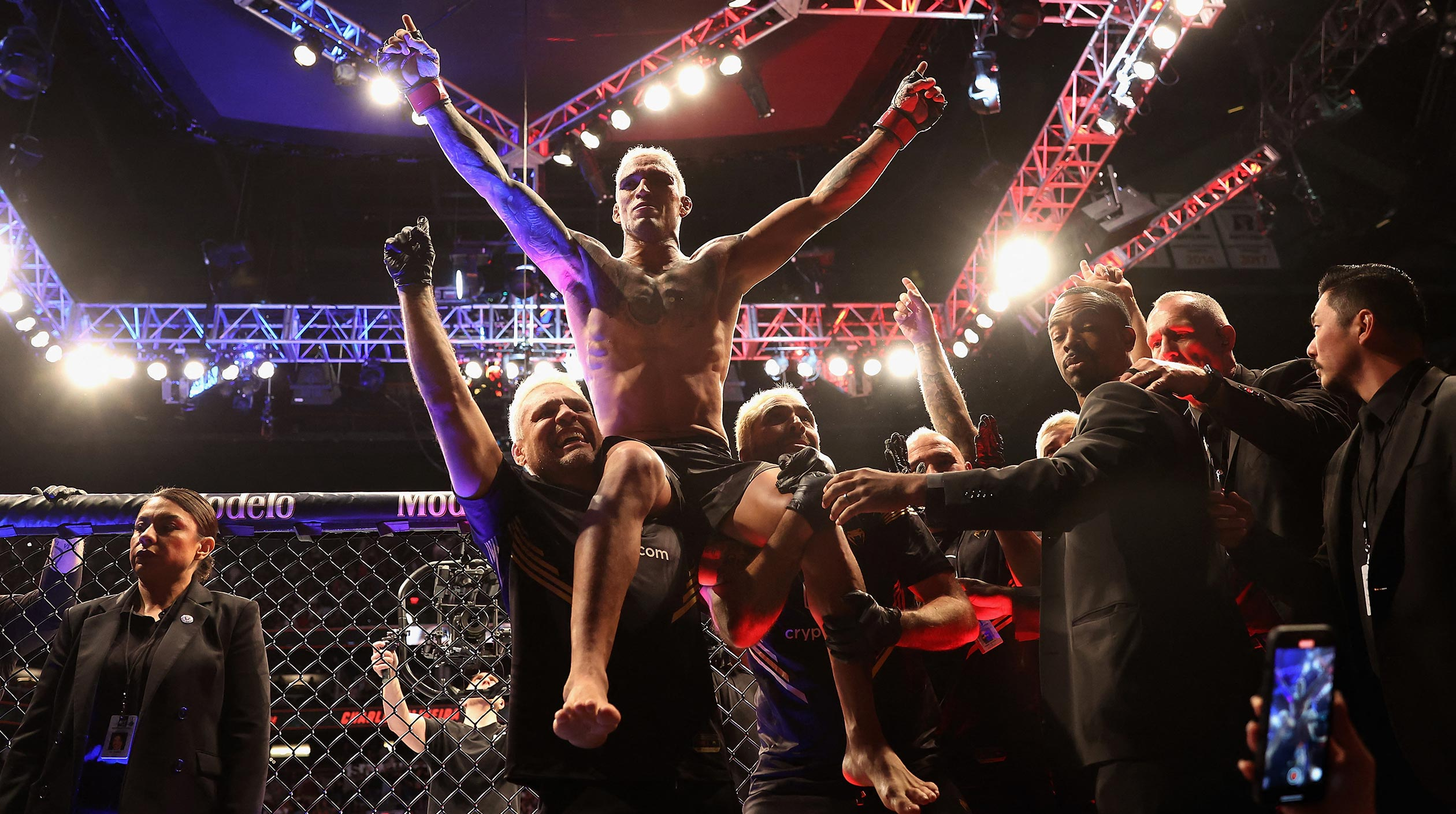 UFC 274: Charles Oliveira venció por sumisión a Justin Gaethje