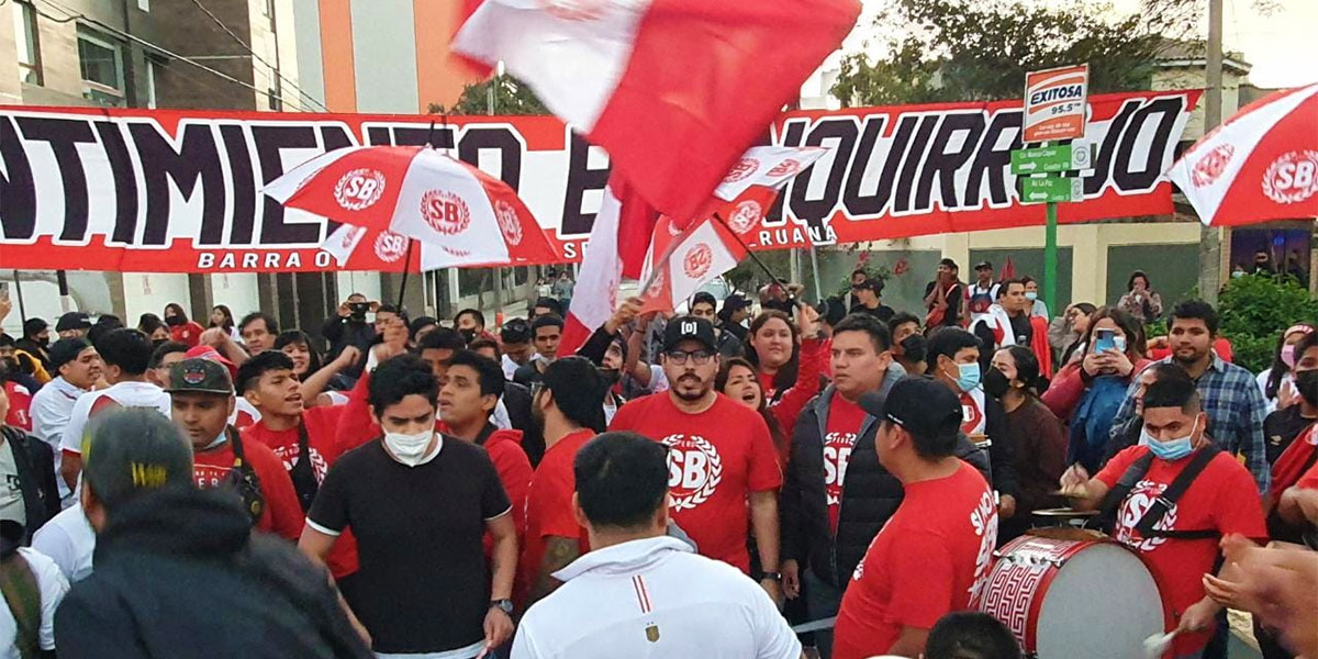 White and red fan protest! Hundreds of fans gathered outside the hotel where Peru is training.