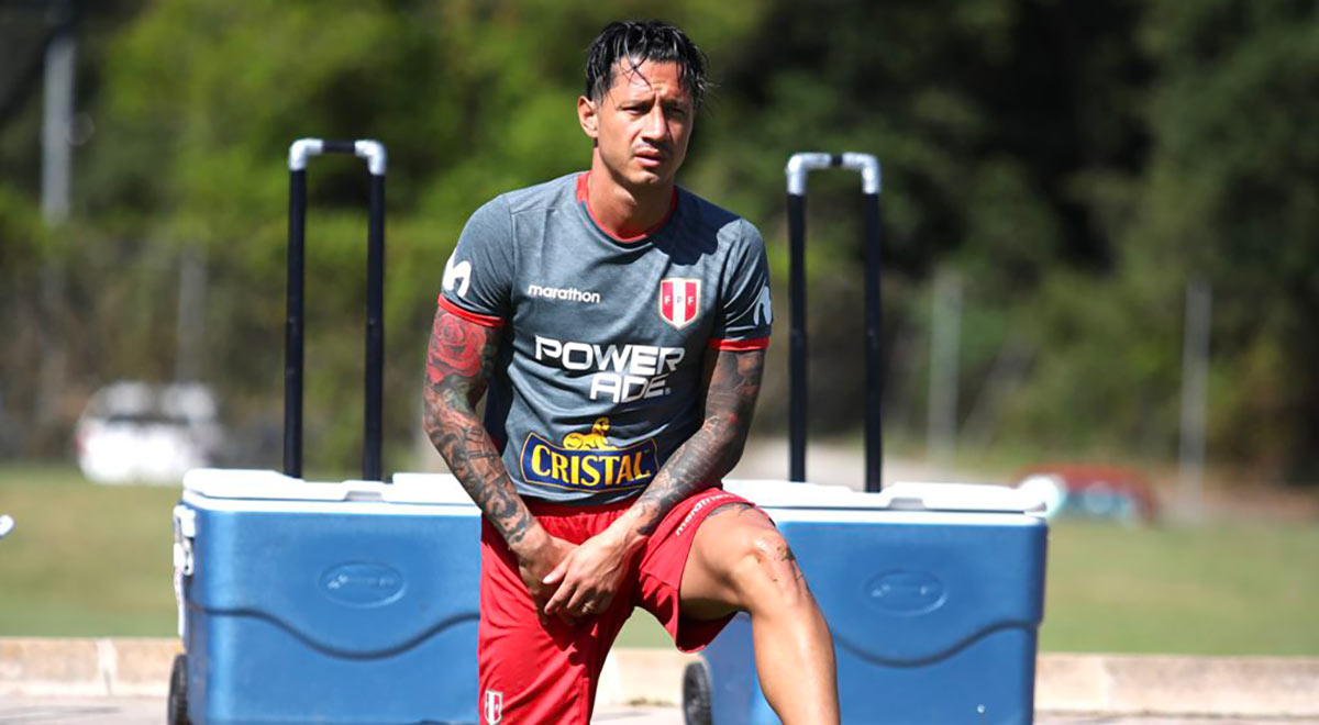 Gianluca Lapadula terminó entrenamiento con hielo en el tobillo por precaución