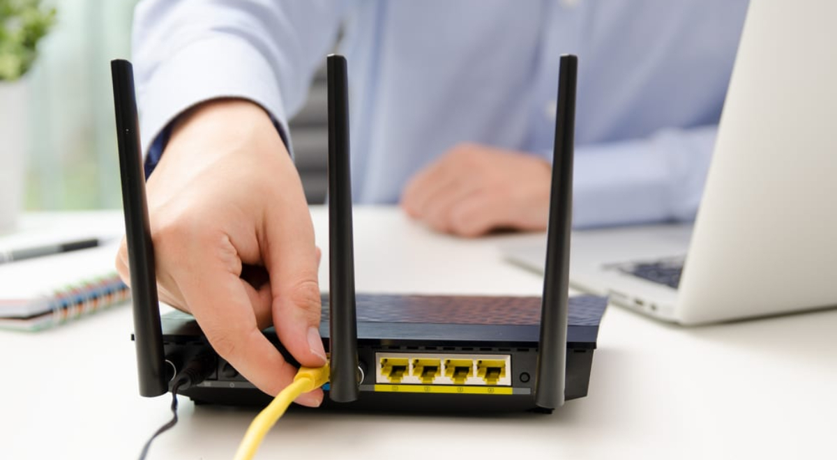 ¿Para que sirve la entrada USB detrás del router y cómo utilizarla?