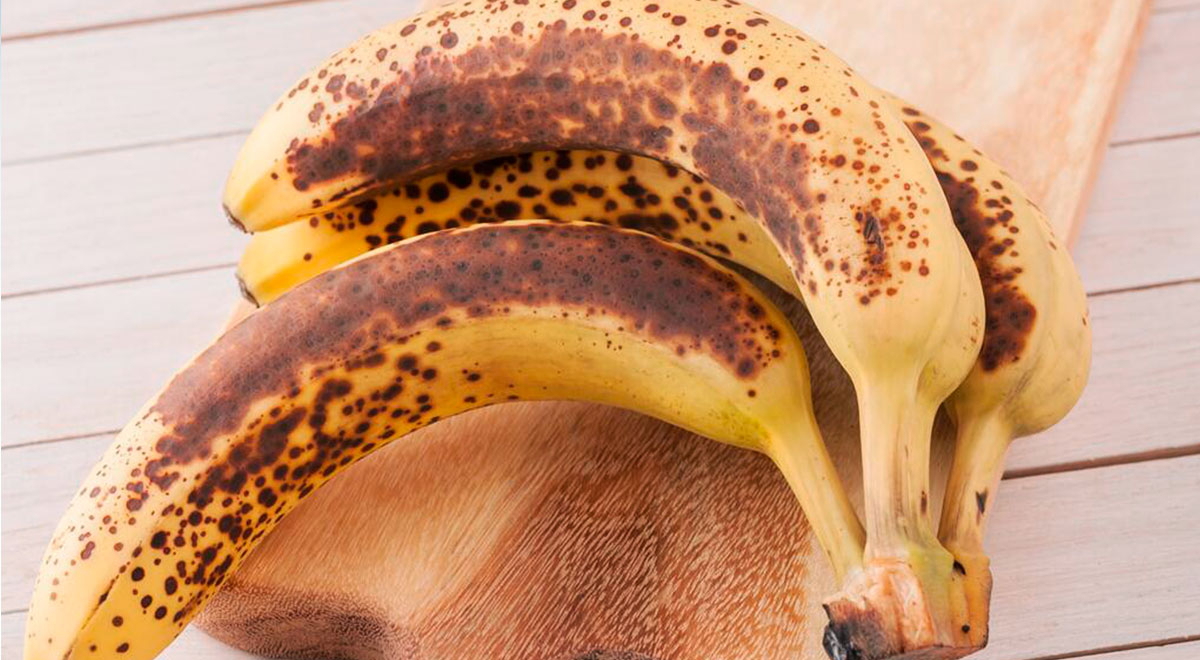 ¿Por qué aparecen las manchas oscuras en los plátanos?