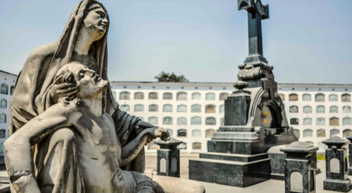 ¿Cuál es el cementerio más antiguo de Lima y qué personajes históricos se encuentran ahí?