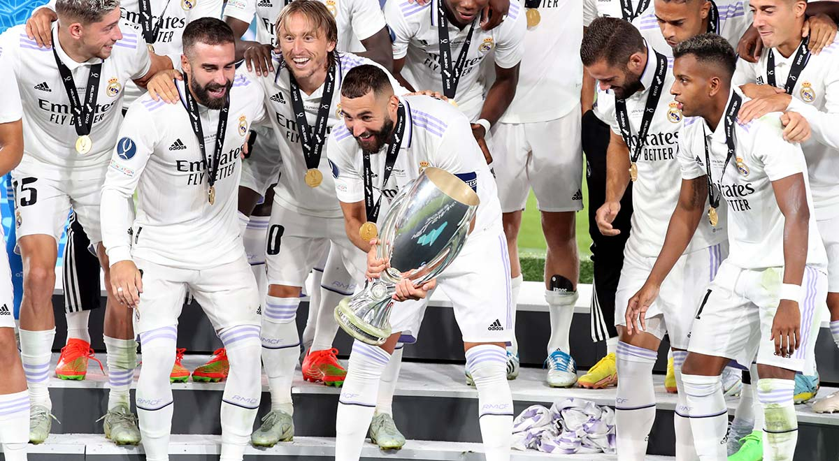 Karim Benzema alzó su primer trofeo oficial como capitán del Real Madrid