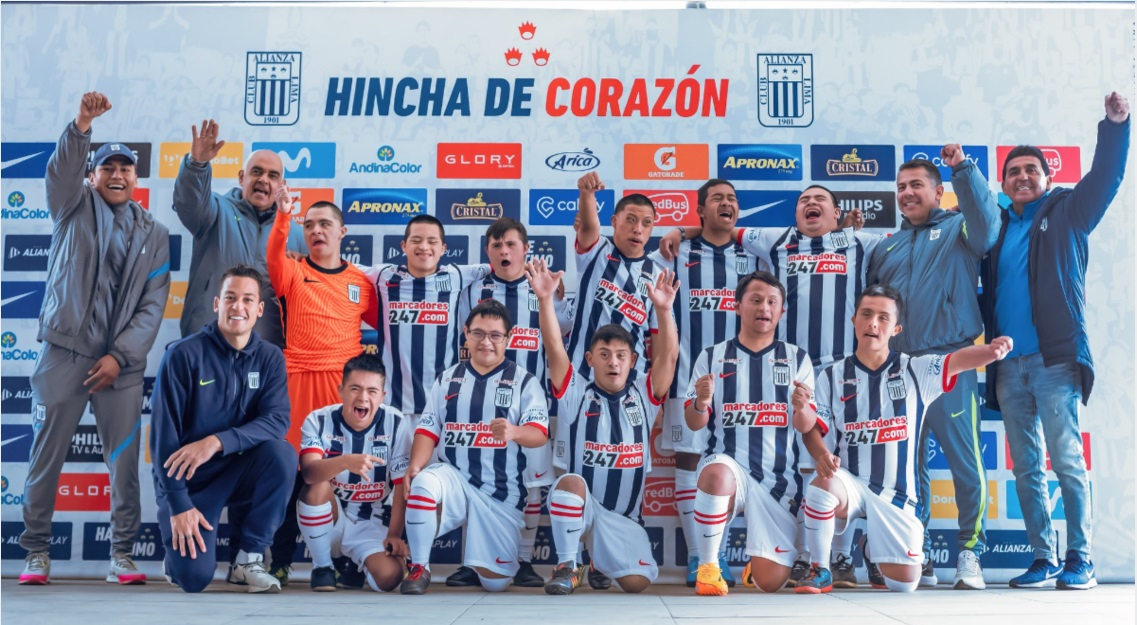 Alianza Lima presentó a su primer equipo de Futsal Down y Cristian Benavente acompañó al plantel
