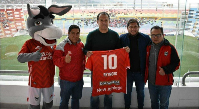 Selección Peruana: Juan Reynoso recibió camiseta conmemorativa de Cienciano