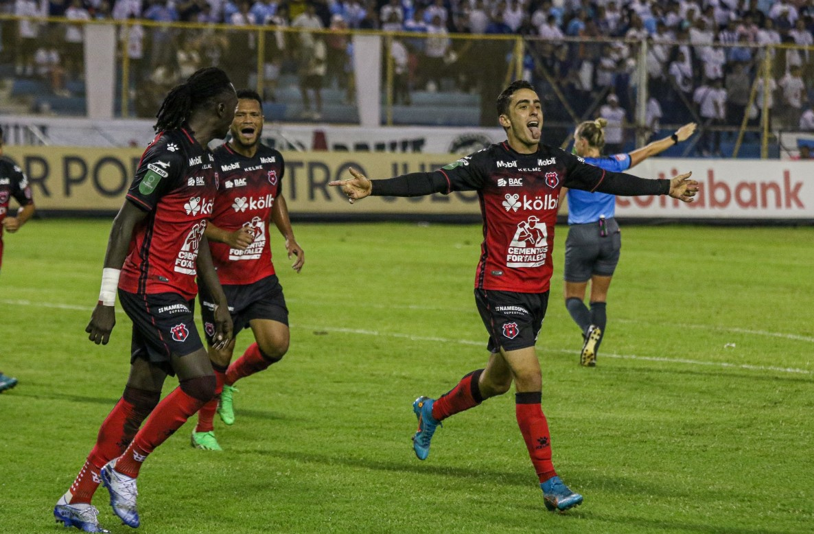 Alajuelense fue más y derrotó 1-0 a Alianza en la ida de los cuartos de Liga Concacaf