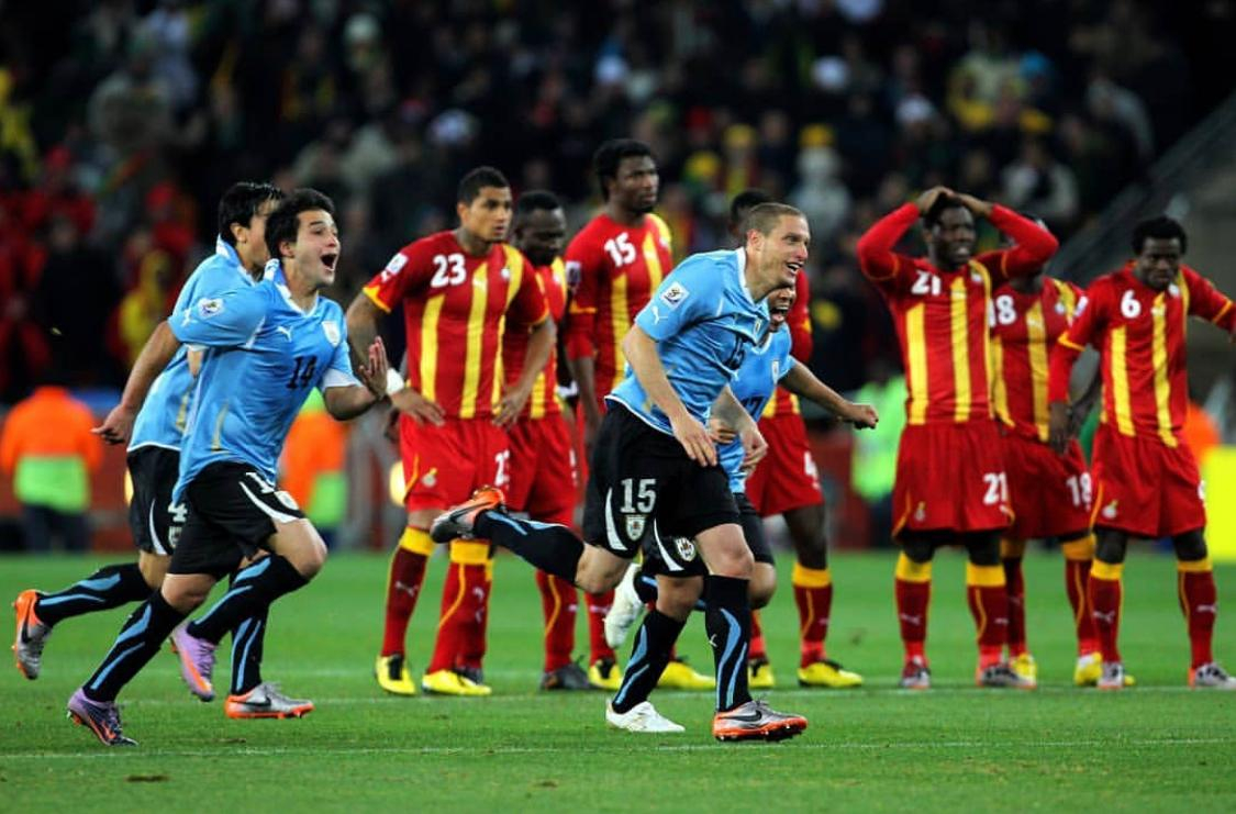 De la mano de Suarez al penal del 'Loco' Abreu: el duelo más recordado de Uruguay en los últimos Mundiales