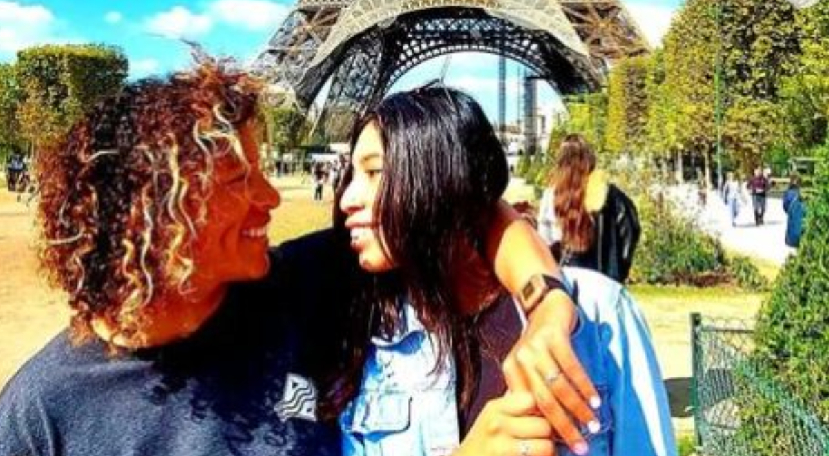 Surfista Analí Gómez se compromete con su novia en París