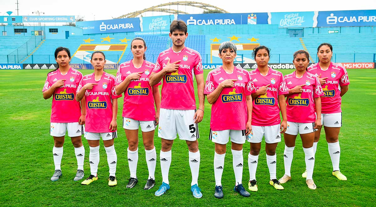 Sporting Cristal presentó su nueva camiseta rosada para combatir el cáncer de mama 