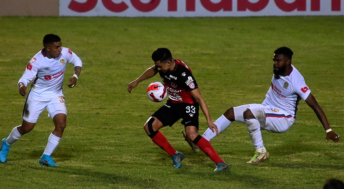 Olimpia acaricia el título de la Liga Concacaf tras vencer a Alajuelense