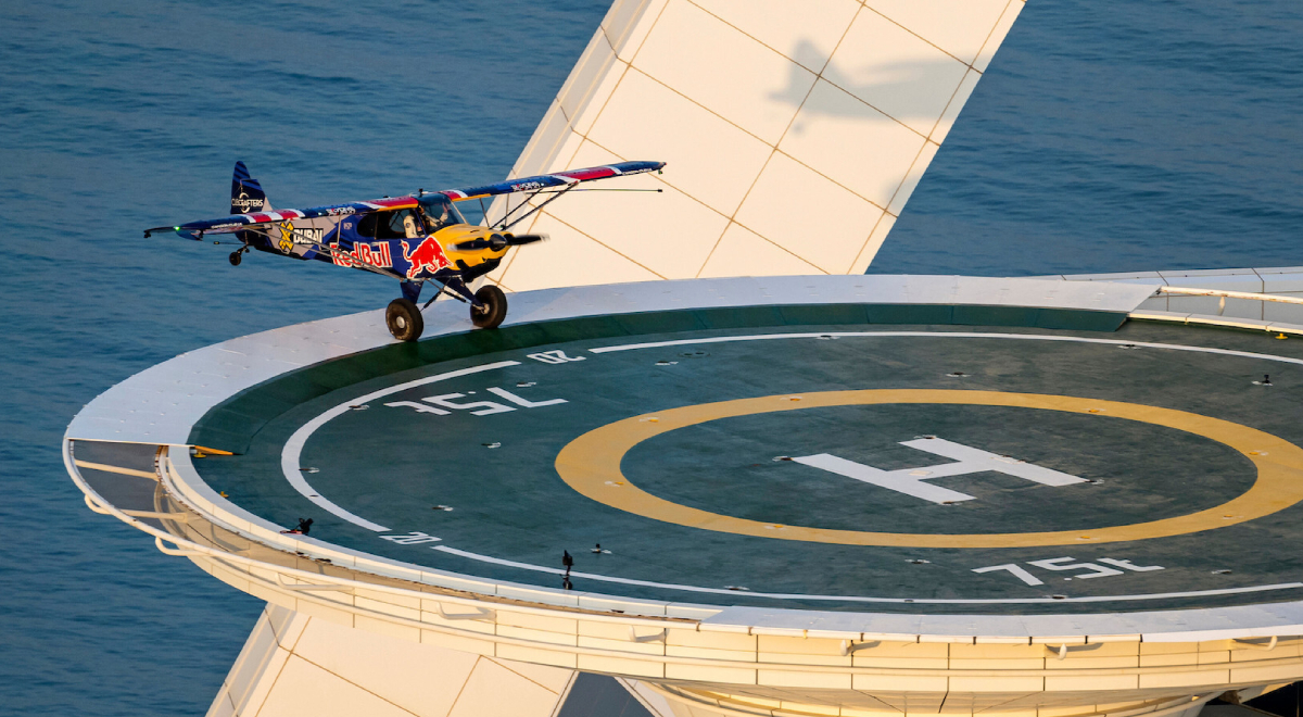 Piloto polaco logra hazaña al aterrizar avión en el helipuerto del Burj Al Arab Jumeirah en Dubai