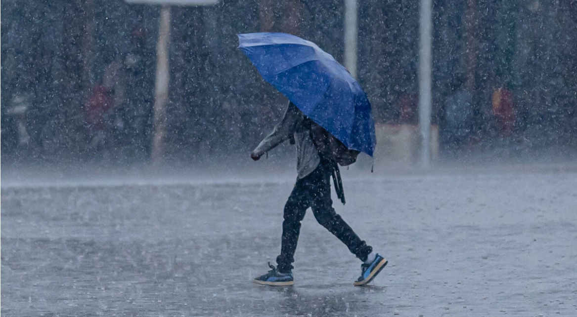 ¿Se escribe lloviendo o lluviendo? Esta es la forma correcta