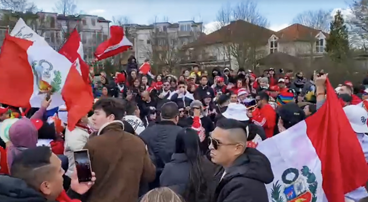 Hinchas de la Blanquirroja realizan eufórico banderazo en la previa del Perú vs. Alemania