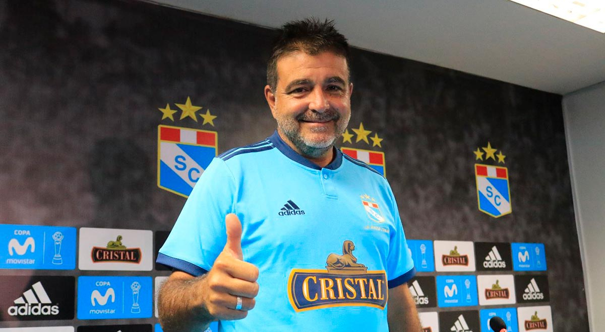What happened to Claudio Vivas, former coach of Cristal who achieved the last away victory in the Libertadores?