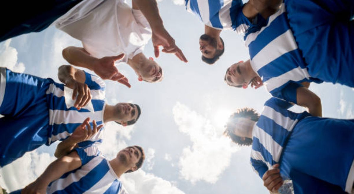 ¿Cuál es el origen y en qué consiste el término futbolero 'hacer la camita'?