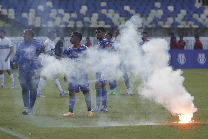 U. de Chile vs U. Católica quedó suspendido por incidentes en las tribunas