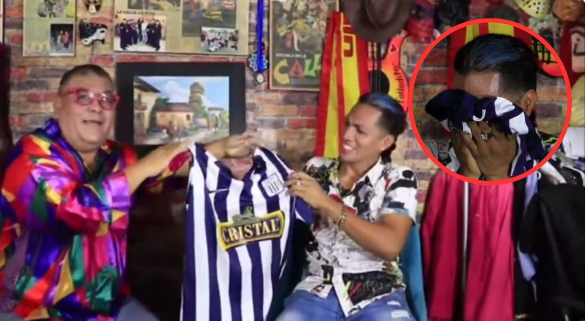 They give 'Pepino' an Alianza Lima jersey and he cries with emotion.
