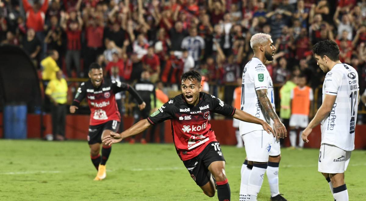 Alajuelense goleó 3-0 a Cartaginés y clasificó a la final de la Liga Promerica