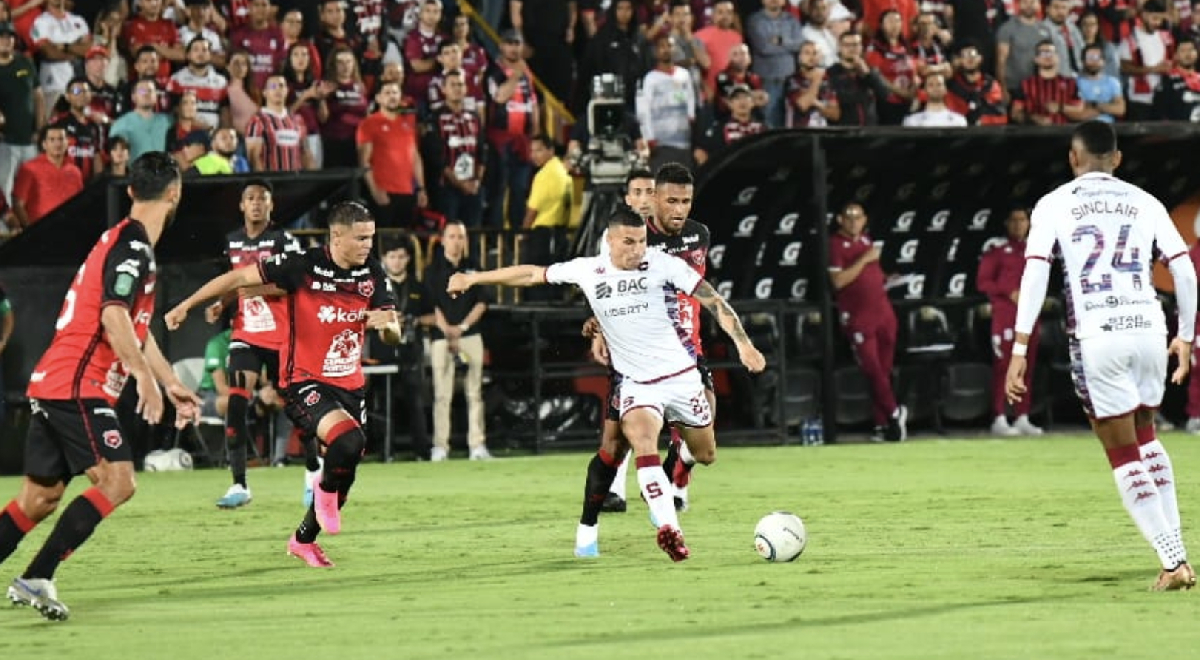 Alajuelense gave Deportivo Saprissa a dance and is close to winning the Clausura of the Liga Promerica.