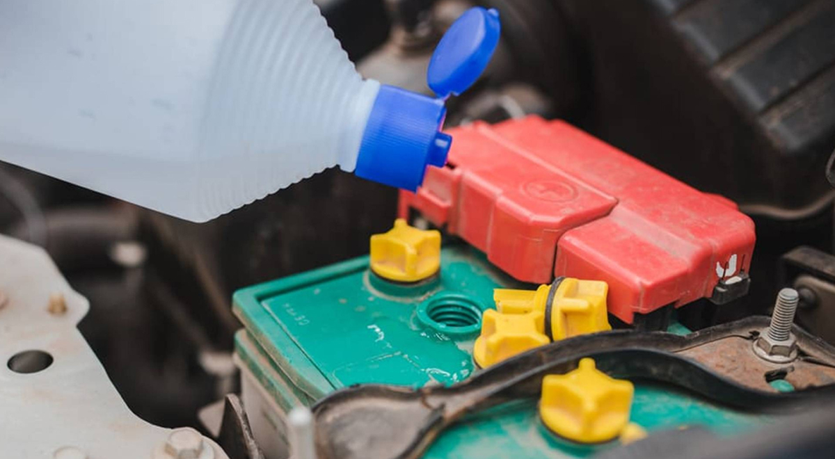 ¿Cuál es el líquido de las baterías y cómo detectar si tu vehículo lo requiere?