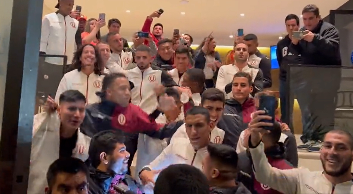 Universitario players jumped along with their fans: 