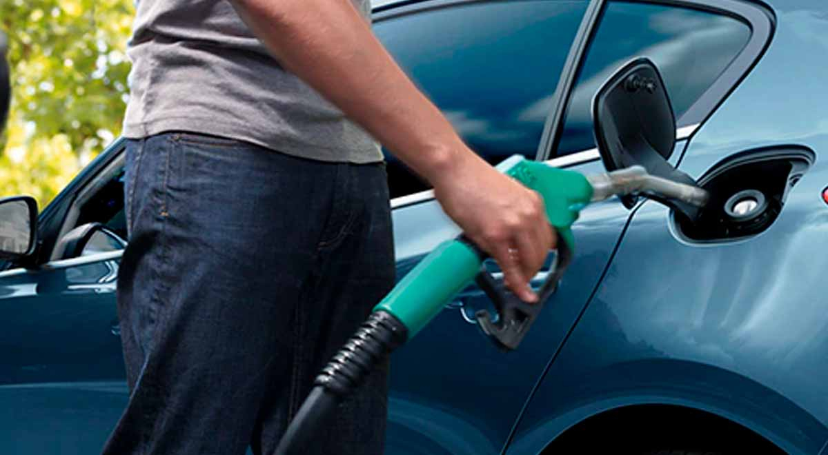 ¿Es malo llenar el tanque de gasolina de tu auto a más del tope?
