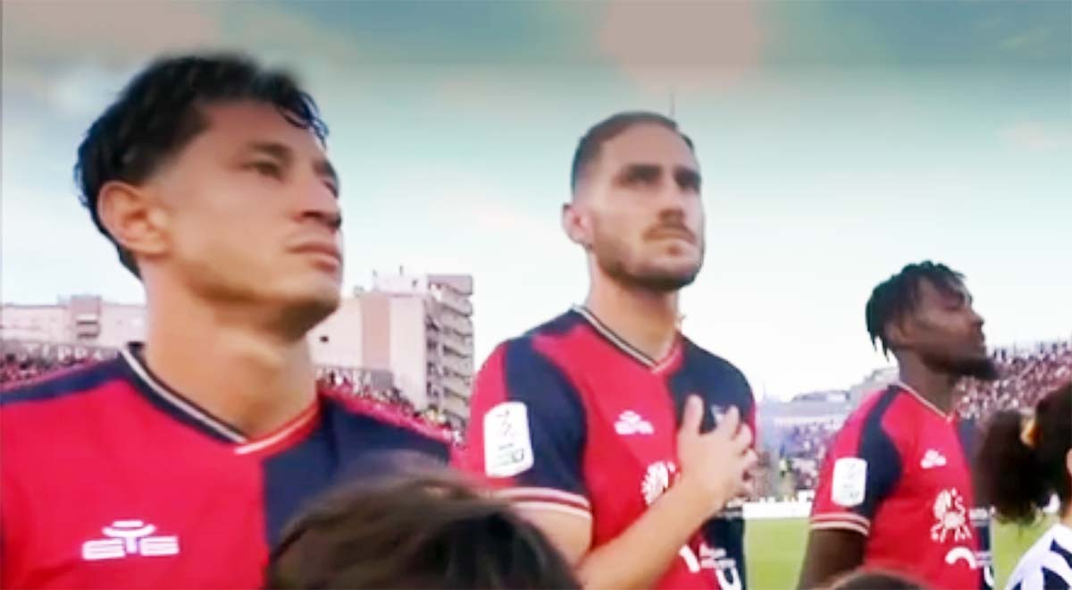 La reacción de Lapadula al entonarse el Himno Nacional de Italia en el Cagliari vs Bari 