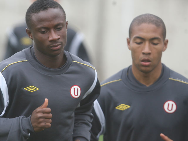 Tundé Enahoro y Jahirsino Baylón chambean duro para anotar en Universitario