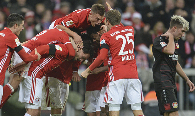 Bayern Múnich venció 2-1 a Bayer Leverkusen y recuperó el paso en la