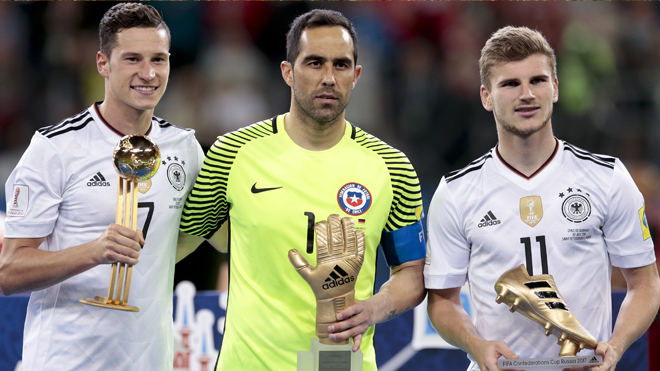 Claudio Bravo Se Llevó El Guante De Oro Y Julian Draxler El Premio ...