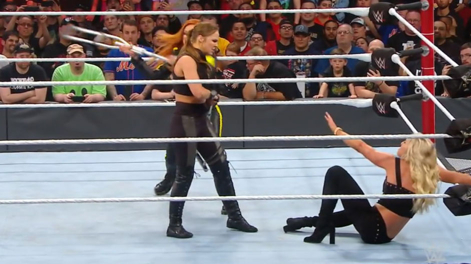 WWE: ¡Baño de sangre! Ronda Rousey vence a Ruby Riott pero recibe ...