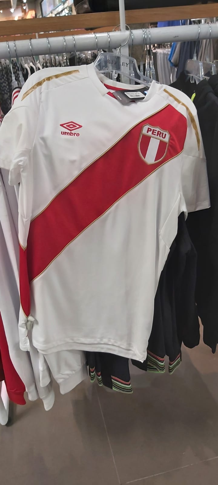 Umbro volvió a lazar un modelo de camiseta de la Selección Peruana ante gran