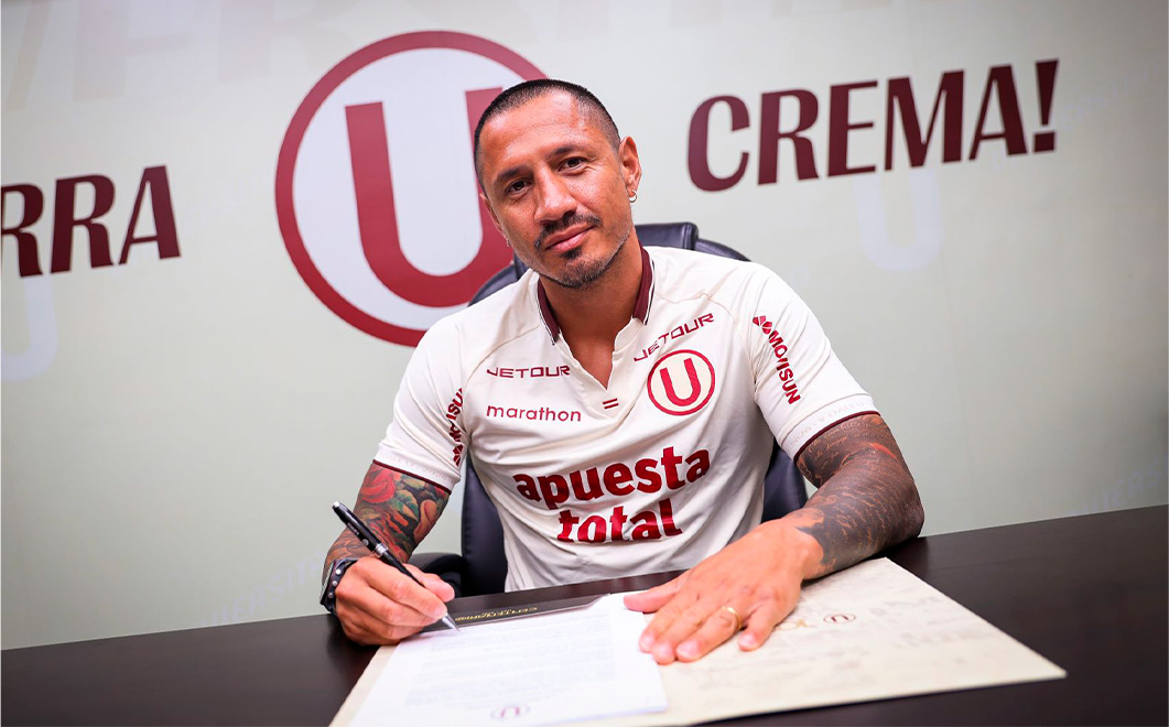 Gianluca Lapadula en la firma de su contrato con Universitario Gianluca Lapadula, Universitario de Deportes